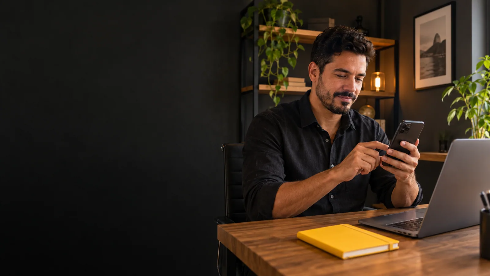 Cena ilustrativa criada para a Engsites: empresário utilizando um aplicativo no celular ao lado de seu notebook.